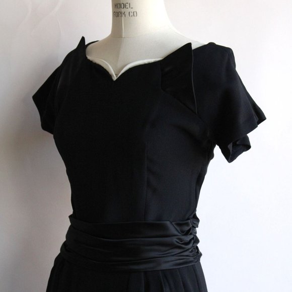 Vintage 1950s Dress / Black Rayon Dress With Cummerbund Belt and Sweetheart Neck - Picture 7 of 10
